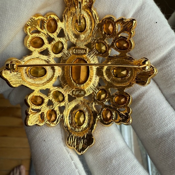 Kenneth Jay Lane Vintage Green and Gold Brooch - Picture 7 of 7